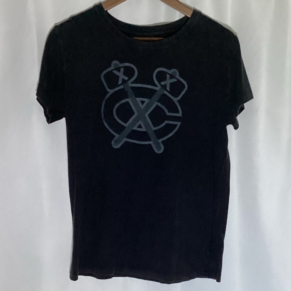 1268. Women's Chicago Blackhawks T-Shirt GUC Size XL